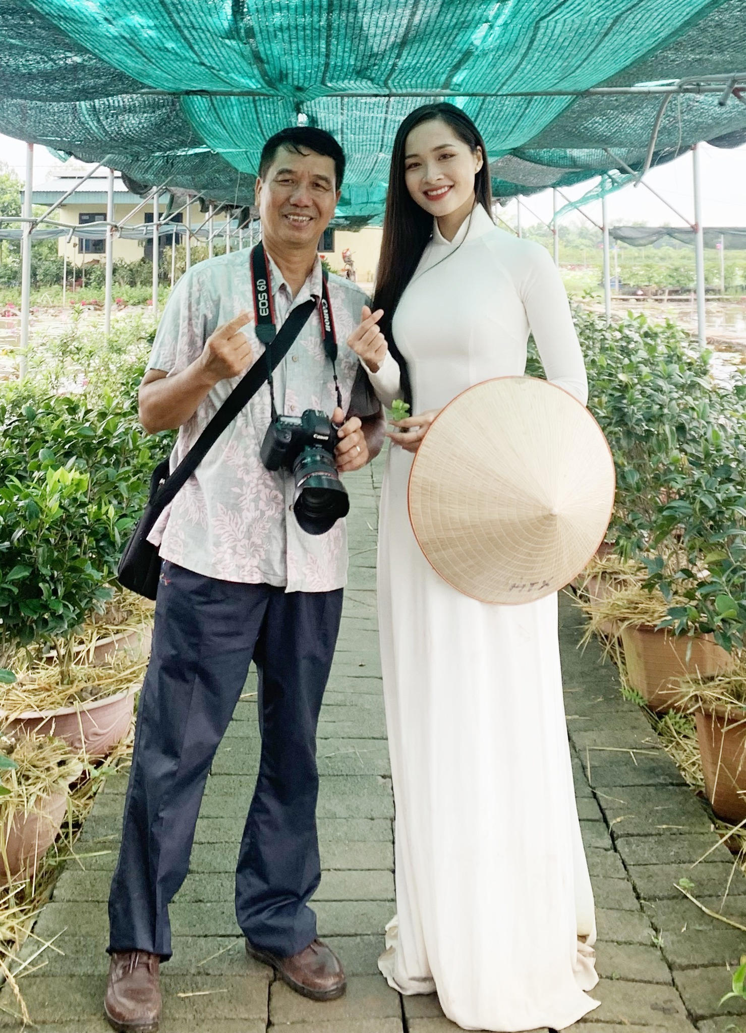 Trưởng ban truyền thông với mẫu ảnh